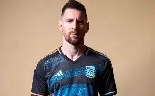 Messi posó con la camiseta de la Selección Argentina Femenina y les hizo el aguante en la previa del Mundial.