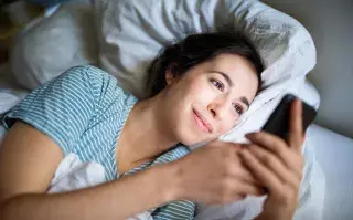 ¿Qué dice el Feng Shui de dormir con el celular cerca?