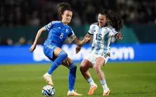 La italiana Barbara Bonansea, a la izquierda, y la argentina Florencia Bonsegundo luchan por la pelota en el debut de Argentina.