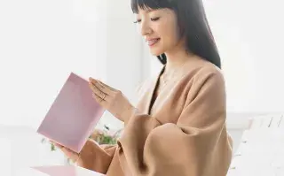 Marie Kondo: cómo organizar tu armario en 4 cajas.