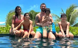 Anto y Messi en familia, con sus 3 hijos.