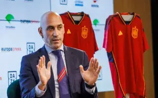 “No voy a dimitir”: Rubiales se queda en la Federación a pesar del polémico beso a Jenni Hermoso.