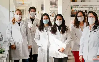Juliana Cassataro, investigadora del CONICET e integrantes de su equipo en el Instituto de Investigaciones Biotecnológicas Dr. Rodolfo Ugalde (IIB, CONICET-UNSAM). 