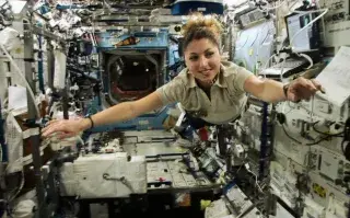 Esta es la primera mujer que fue al espacio como turista: orbitó una semana alrededor de la Tierra Anousheh Ansari, la primer turista espacial