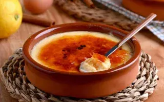 Crema catalana por Paulina Cocina: cómo hacer este postre rico y muy fácil Algunos la comparan con la creme brulee, sin embargo, los que saben prepararla coinciden en que tienen pocos puntos en común