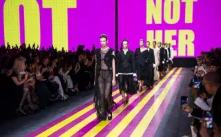 Not her, la puesta en escena en el desfile de Dior en Paris Fashion Week