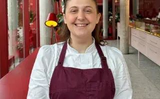 Julia Debicki: la participante de Bake Off que se transformó en mano derecha de Betular en su patisserie Julia tiene 24 años y, tras su paso por Bake Off, se convirtió en la mano derecha de Damián Betular en su pastelería.