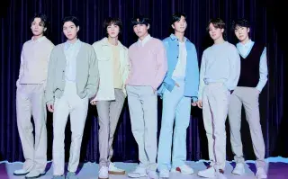 BTS cumplió 10 años y publicó un libro sobre su historia.