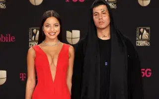 Emilia Mernes y Duki en una alfombra roja.