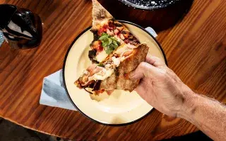 Mil y pico tiene unas opciones increíbles de pizza a la parrilla.