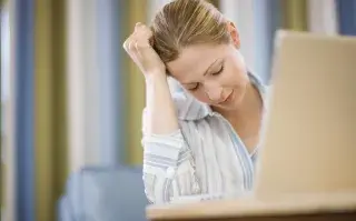 Mujer con computadora