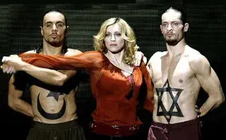 El día que Madonna puso sobre el escenario el conflicto histórico entre Palestina e Israel La “Reina del pop” hizo alusión al enfrentamiento entre Palestina e Israel durante su gira llamada, ‘Confessions Tour’, mediante una coreografía que generó polémica.