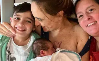 Hace 20 años que están juntas, decidieron ser mamás por segunda vez y cuentan su experiencia Juliana, Analía, Tiziano y Vito, en brazos.