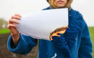 Qué significa escribir el nombre de una persona en un papel y quemarlo Ritual de bloqueo: para qué sirve escribir el nombre de alguien en un papel y quemarlo.