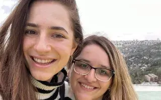 Olivia Goldschmidt junto a Olga, una amiga que trabaja en un hospital en Jerusalén.
