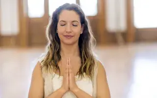 Cómo sanar la autoexigencia y el sacrificio para manifestar una vida en plenitud Mujer meditando