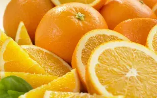 La naranja tiene vitamina C