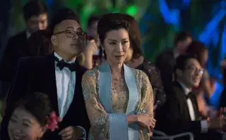 Michelle Yeoh es una madre sobreprotectora en Locamente millonarios.