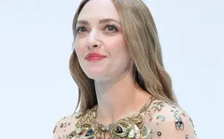 Amanda Seyfried sorprende con su vestido transparente en Shanghai.