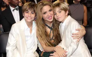 Shakira junto a sus hijos, Milán y Sasha, en los Latin Grammy 2023.
