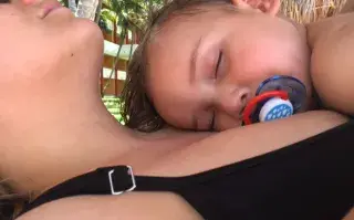 Karen Barg junto a su hijo Toto, de bebé.
