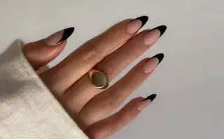 Las francesitas están de moda y muchas influencers se animan a hacerlas en tonos oscuros.
