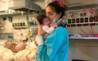 Maca Paz y su hija, Abril, que hoy tiene un año y medio, nació con un síndrome genético que la llevó a estar internada en neonatología durante 80 días. 