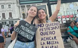 El reclamo para achicar la brecha salarial siempre se hace notar en las marchas feministas.