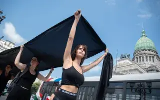Reclamos por los femicidios en Argentina a través de una intervención frente al Congreso de la Nación el Día Internacional de la Mujer el año pasado.