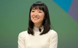 Marie Kondo y su método para ordenar el espacio laboral.