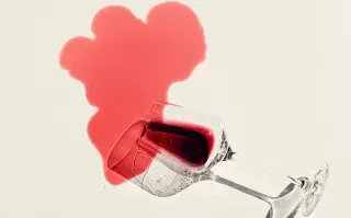 Día del Vino: este es el truco secreto para quitar las manchas de vino tinto en minutos.
