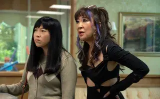 Awkwafina y Sandra Oh protagonizan la hilarante Quiz Lady.