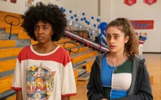 Ayo Edebiri y Rachel Sennott protagonizan El club de las luchadoras.