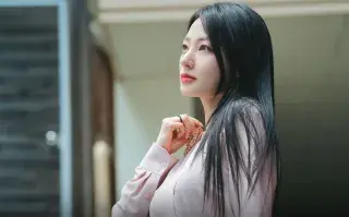 Song Ha Yoon como Jung Soo Min, la mejor amiga de la protagonista.