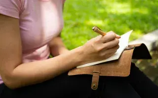 Escribir 12 cosas que quieras manifestar en tu 2024.