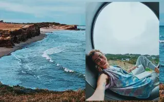 La fotógrafa Coni Dietrich en el ventanal circular con vista al mar de su casa.