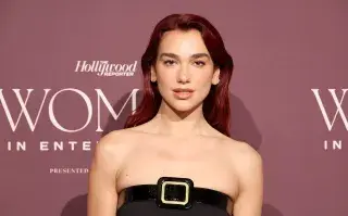 Dua Lipa inaugura la nueva era de Tom Ford con un elegante vestido negro.