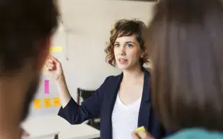 Cecilia Taburet, psicóloga: "El Madeworking emocional es clave en tiempos de IA" Las mujeres no solo ganan menos que sus contrapartes masculinas, sino que también tienen menos acceso a roles de liderazgo.