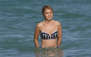 Gigi Hadid con bikini con aro tipo top.