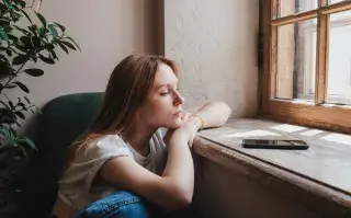 Entre los síntomas más comunes del ciclo menstrual, se reconoce la sensación de tristeza, ganas de llorar, ansiedad y desgano.