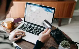 Ley Ómnibus de Javier Milei: qué pasa con las compras en el exterior con tarjeta de crédito.
