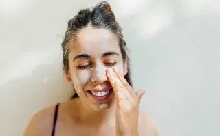 Maquillaje de verano que no se derrite: trucos y productos clave para sobrevivir al calor en la ciudad
