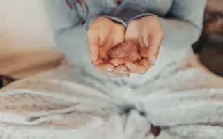Detrás de este dolor se encuentra tu nueva vida: qué nos ayuda a reparar Reiki: una de las formas de sanar el dolor.