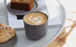 Café con leche y un pedazo de budín.
