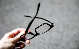 6 trucos para eliminar manchas y rayas de los anteojos.