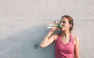 La mejor rutina y alimentación para hacerle frente a los días de calor extremo Es fundamental aumentar el consumo de agua en verano.