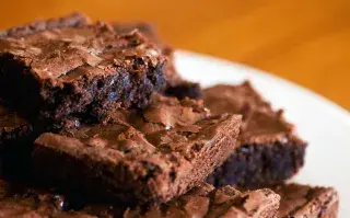 El brownie más rico del mundo que se prepara con tan sólo tres ingredientes Esta receta de brownie casero es rica, fácil y muy saludable.