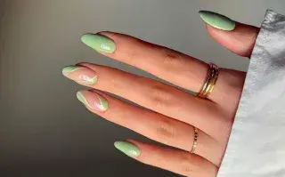 7 diseños de nail art en color matcha para que te inspires.