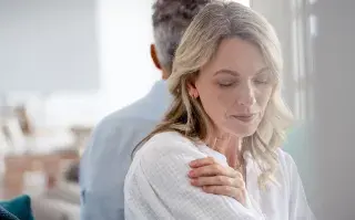 Desde la Asociación Estadounidense de Personas Jubiladas (AARP), se estima que alrededor de un millón de personas que llevan casadas 50 años se divorcian cada año en el mundo.