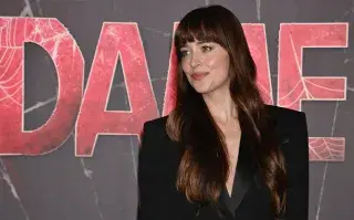 Dakota Johnson estrena la nueva colección de Versace en la premiere de Madame Web.